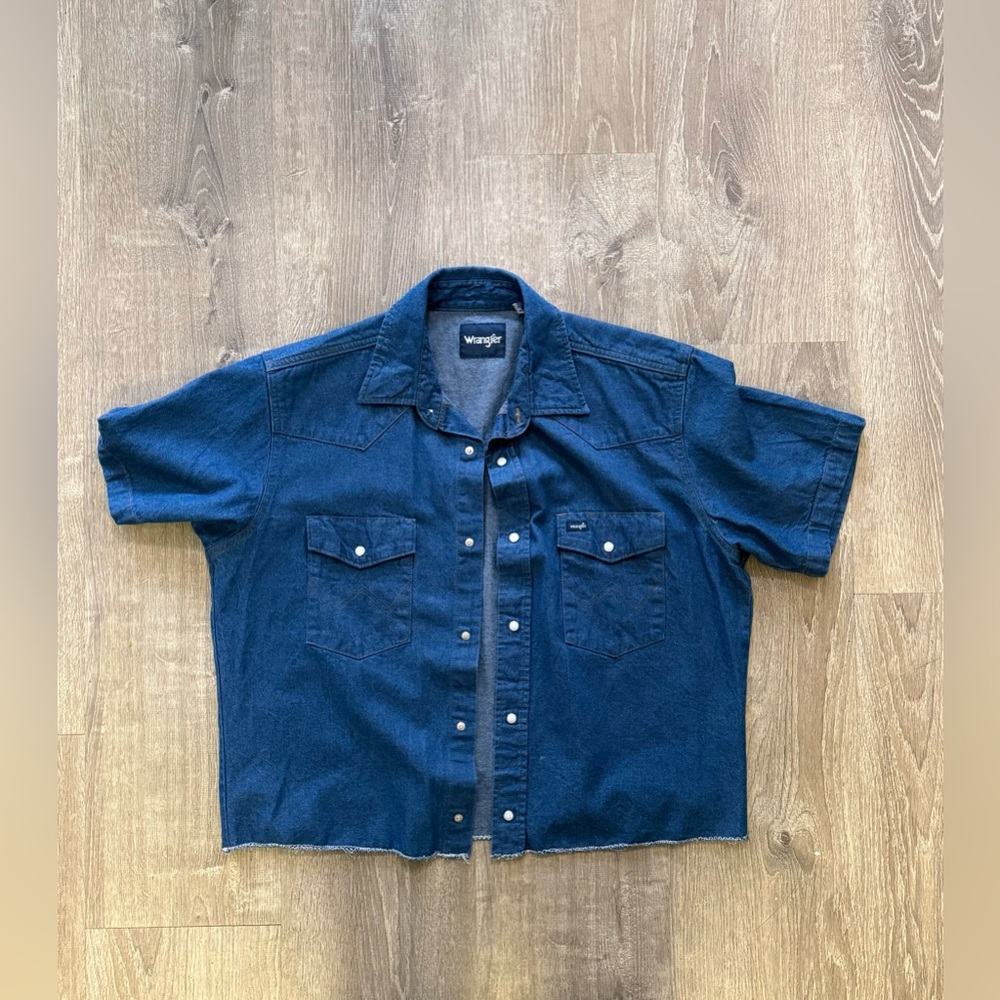 Wrangler Western denim shirt with pearl snaps size large.